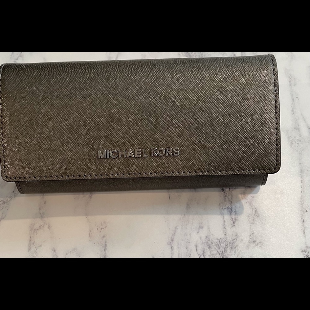 Michael Kors Jet Set Travel Wallet Nickel Silver